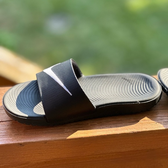 Size 2- Nike Kawa Slides - Picture 5 of 5